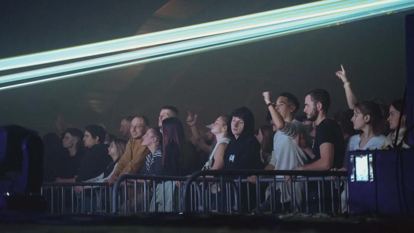 Les faisceaux au-dessus de la foule