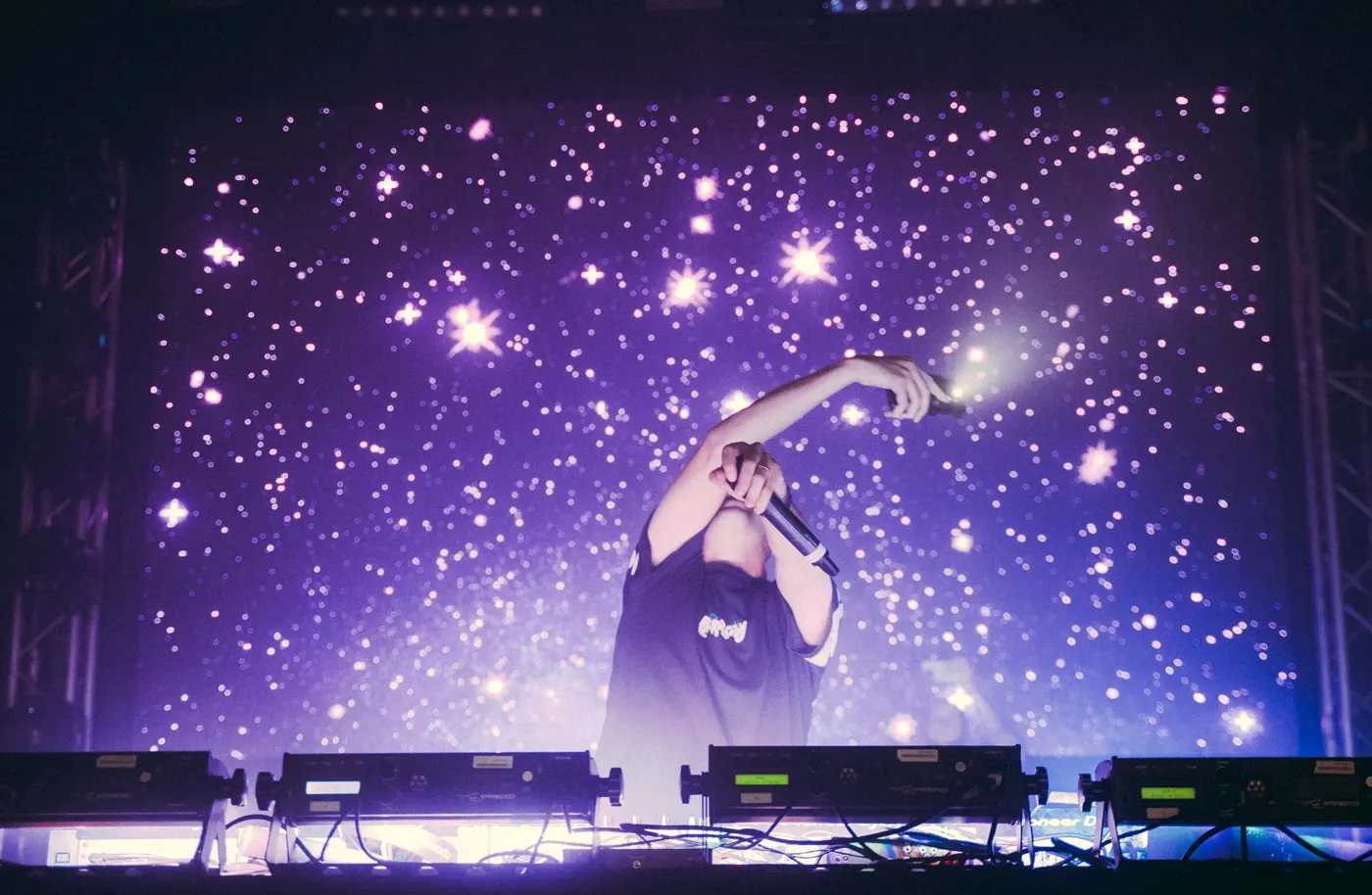 Artiste sous un ciel d’étoiles