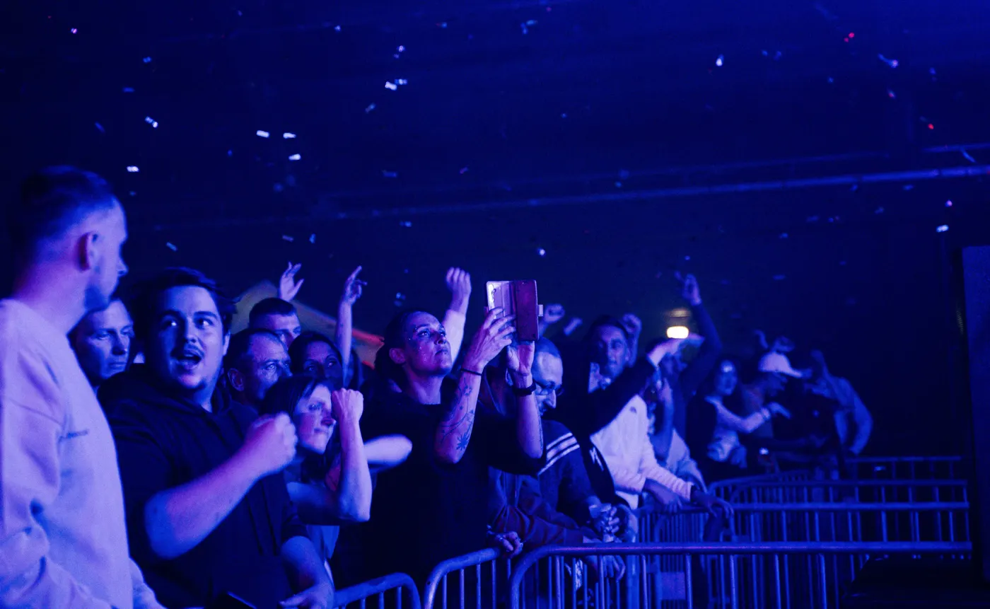 Le public de la Winter sous les projecteurs bleus